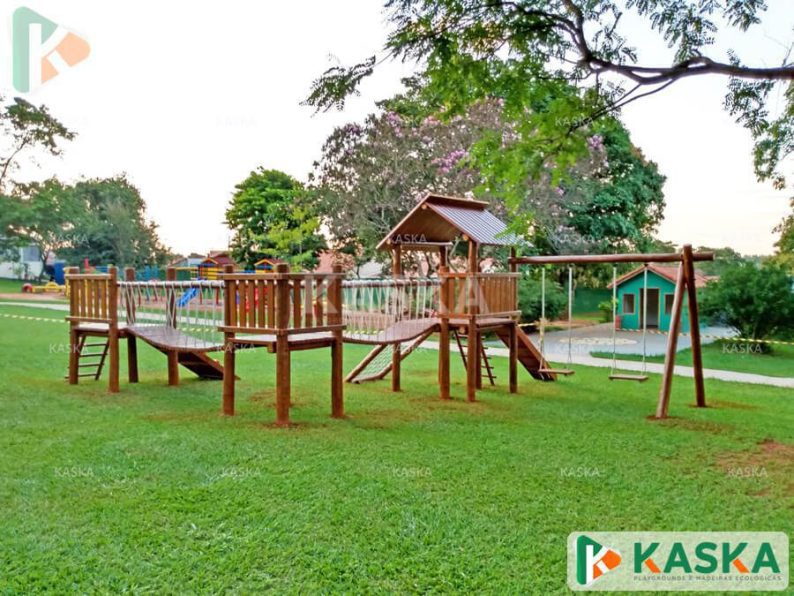 casinha de madeira infantil para quintal com ponte