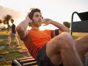homem praticando exercícios em academia ao ar livre condomínio