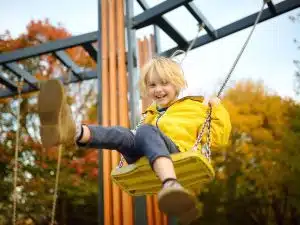 Criança brincando em um playground infantil