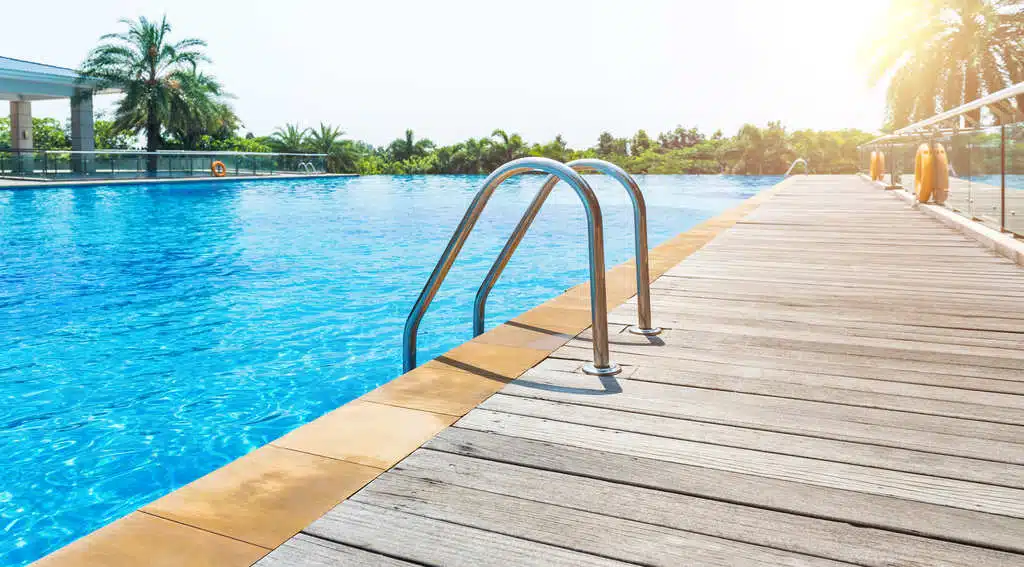 piscina na area de lazer condominio