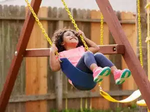8 brinquedos clássicos de parquinho infantil que sempre fazem sucesso