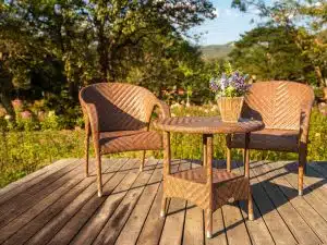jardim com deck de madeira