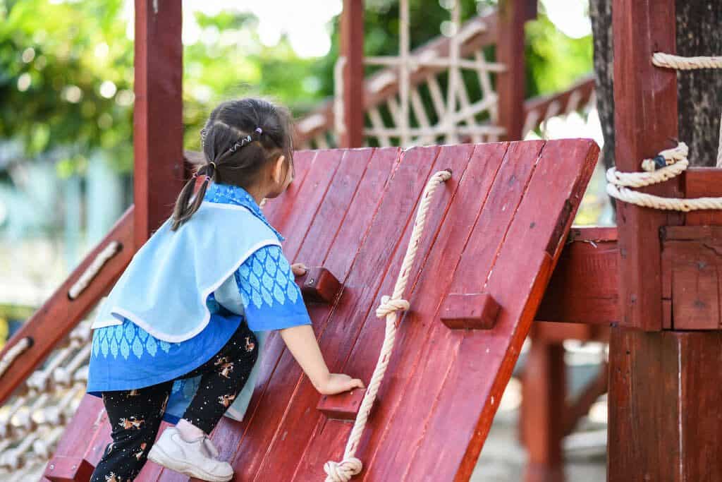 criança se divertindo em playground infantil hotel