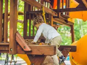criança se divertindo em projeto de parque infantil